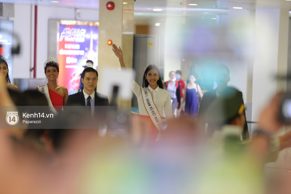 Top 3 Hoa hậu Hoàn vũ Việt Nam rạng rỡ xuất hiện, gây náo loạn sân bay Tân Sơn Nhất